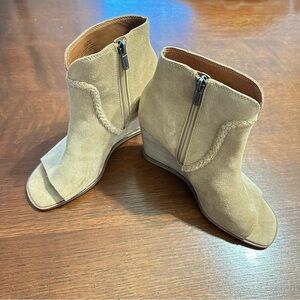Women’s Lucky 🍀 brand open toe wedge heeled bootie